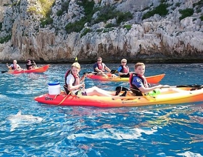 Excursión en Kayak en Jávea con niños. Cala Granadella y Cueva Llop Marí