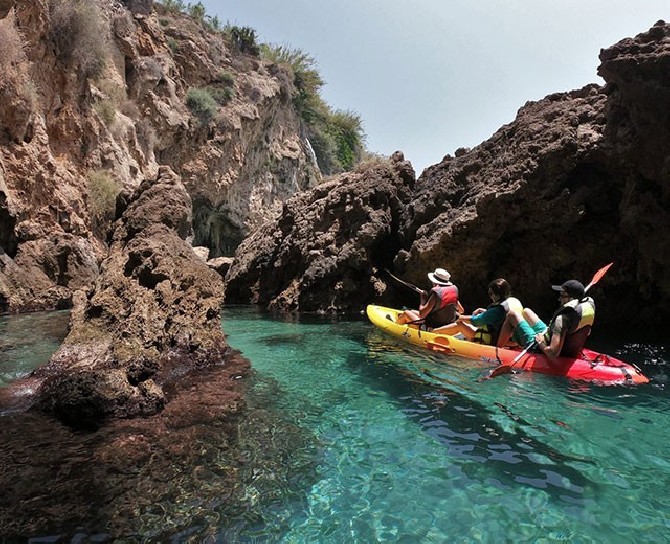  Kayak por los acantilados de Maro Nerja 