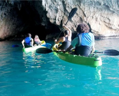 kayak a la Cueva dels Orguens en Jávea