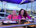 Cena en barco en Valencia con música y bebida
