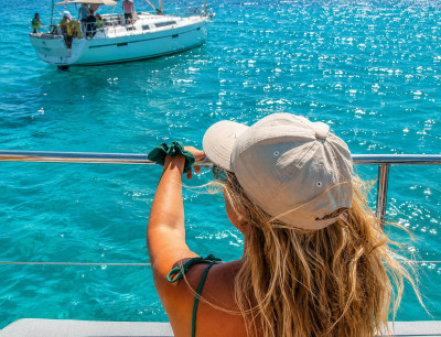 Boat trip to Cala Blanca with lunch, swimming, and jet skiing from Jávea